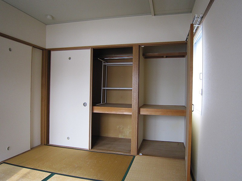 和室　畳の部屋、押入れに残された収納アイテム