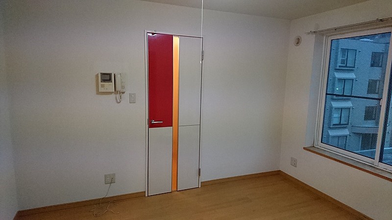 赤白のドアが特徴的な居間の様子