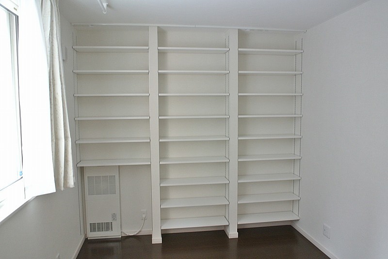 新築アパートでも壁一面の収納棚を設置しました。本棚として利用してもらいます。
