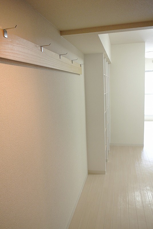 長押はわずかな壁面上部の空間を簡単に収納スペースに変えてくれます。